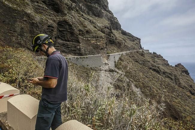 13/07/2016 Visita del presidente del Cabildo de Tenerife Carlos Alonso  junto a Técnicos para ver in situ el estado del derrumbe del talúd de la carretera que lleva a la Punta de Teno.José Luis González