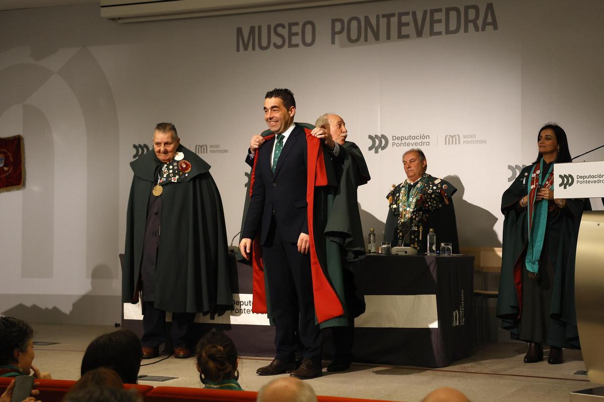 Imposición de la capa de la Orde do Caldo al presidente de la Diputación, Luis López.