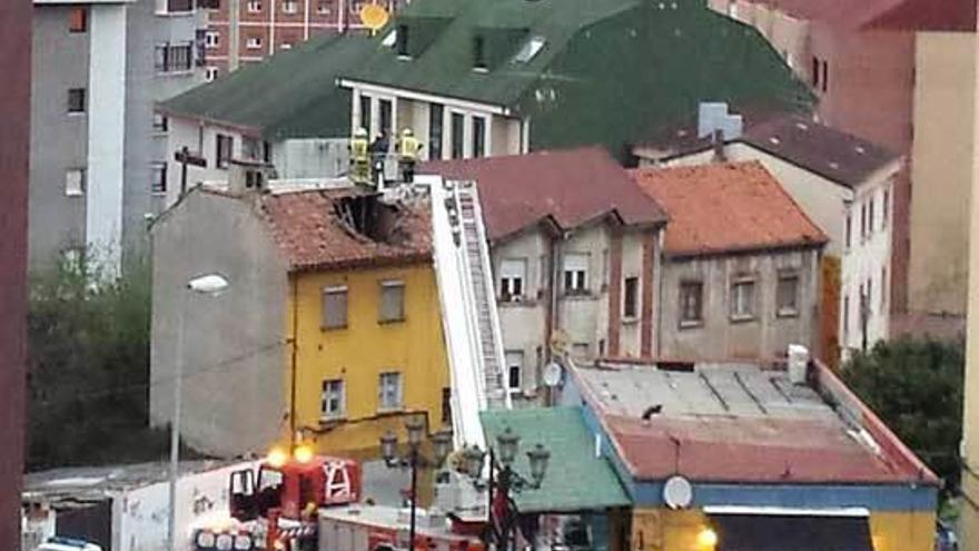 Los bomberos, trabajando en el edificio.