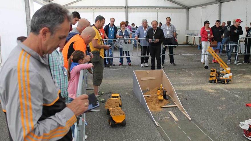 Asistentes a la muestra de réplicas de maquinaria manejadas por radio-control.