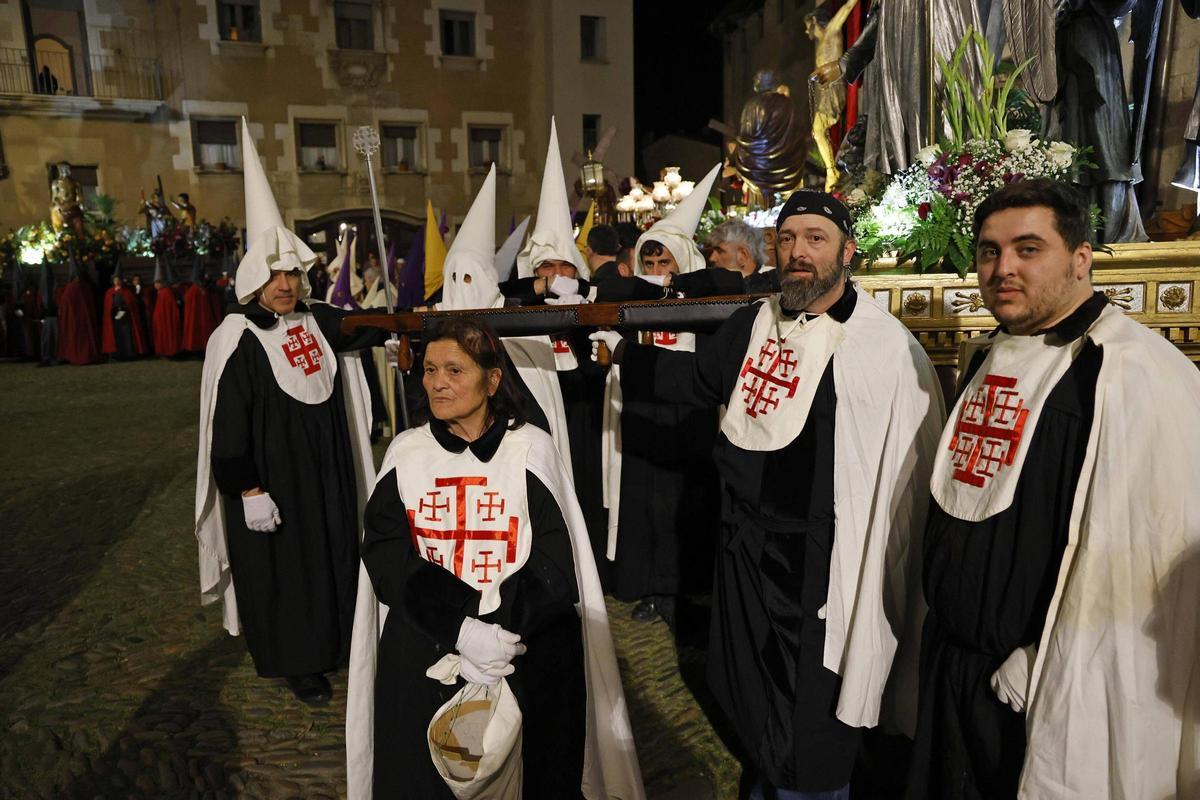 Membres de la confraria del Sant Sepulcre, aquest divendres, abans de sortir a la processó.