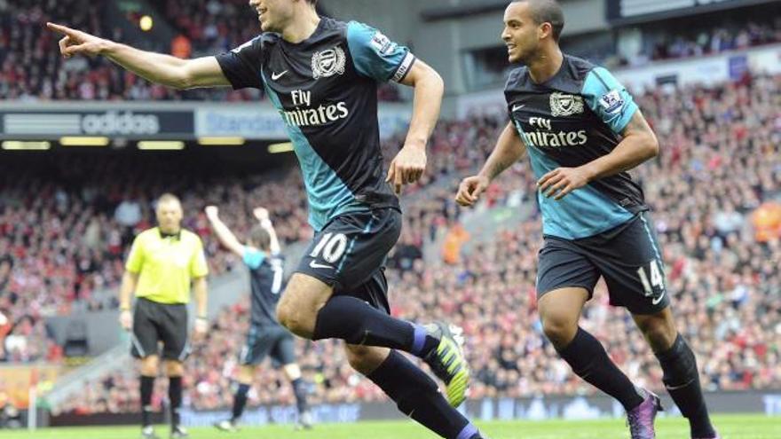 Van Persie, izquierda, celebra uno de sus dos goles en la victoria del Arsenal ante el Liverpool en la Premier. | efe