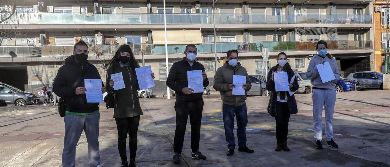 Vecinas amenazadas de desalojo por la Sareb en Puçol.