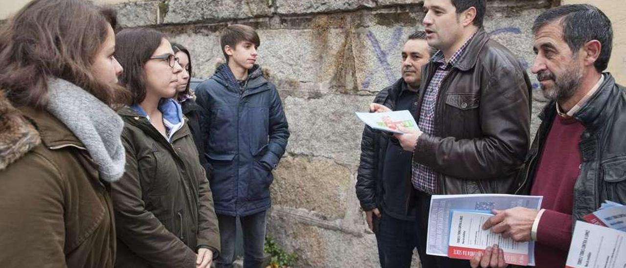 Campaña contra la Lomce  |  El grupo provincial socialista visitó ayer los centros escolares de la provincia para informar sobre su propuesta educativa frente a la Lomce y las reválidas. El nuevo portavoz del PSOE en la Diputación, Francisco Fraga Civeira, visitó el IES Blanco Amor de la capital donde se mostró partidario de una nueva ley que sea fruto del &quot;consenso político, pero también social e institucional&quot;. Propone un pacto de Estado por la educación y reclama una financiación adecuada &quot;acorde con los estándares europeos&quot;, una ley &quot;estable que apueste una educación &quot;pública, inclusiva y no discriminatoria&quot;.