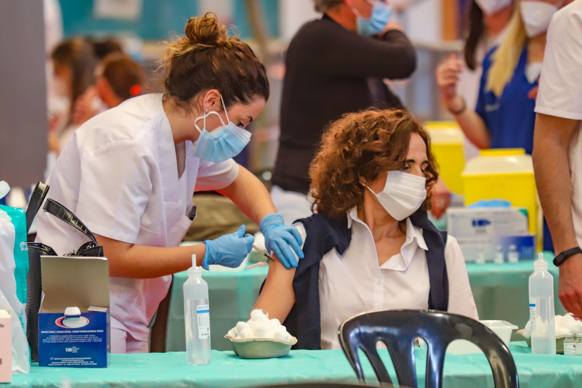 Sanidad vacuna en Orihuela a 6.000 docentes, personal de centros educativos y farmacéuticos contra el Covid-19