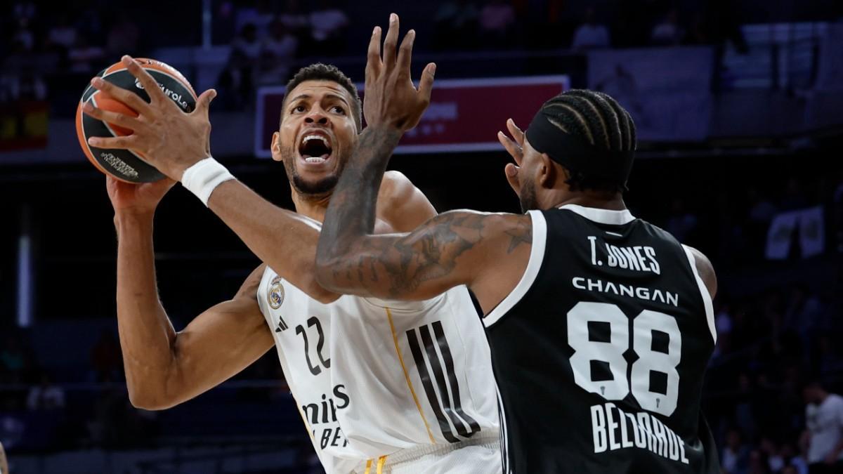 Walter Tavares, defendido por Tyrique Jones