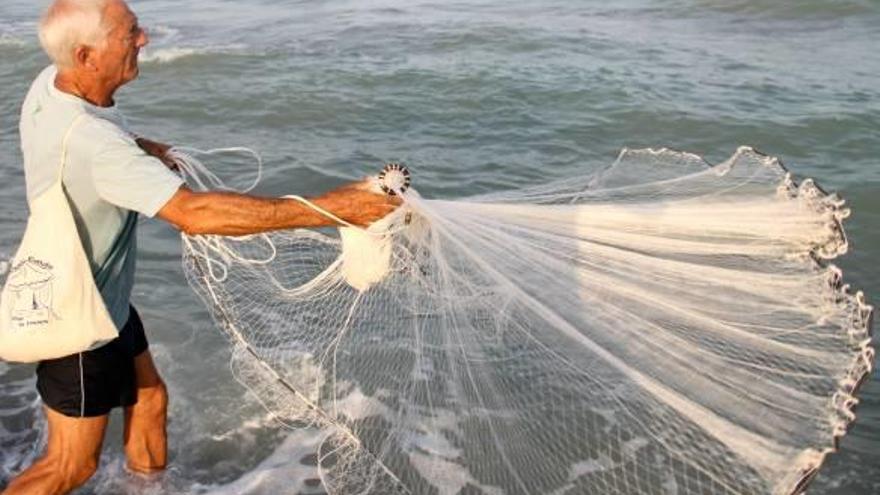 La playa del Port de Sagunt recupera el tradicional arte de pesca con «rall»