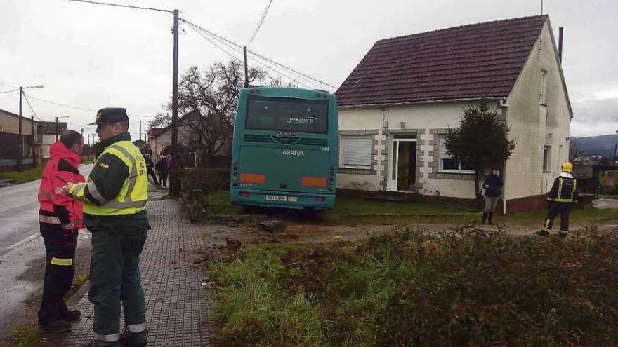 Un bus derrapa y roza una casa en Rianxo