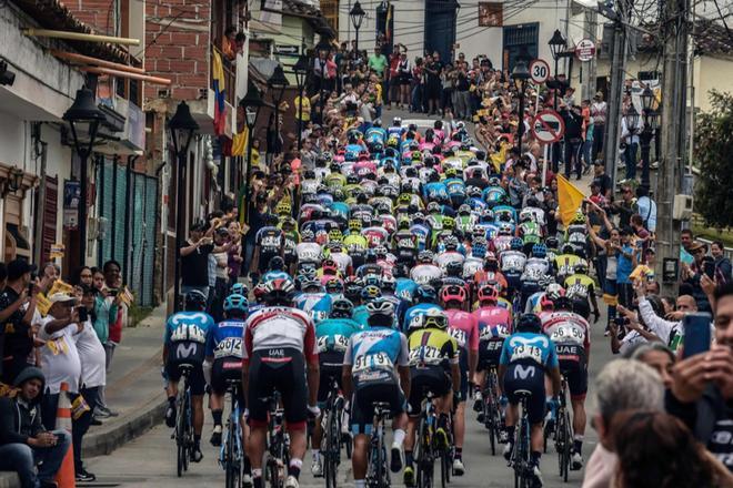 Ciclistas participan este domingo de la ultima etapa del Tour Colombia, en Medellín (Colombia).