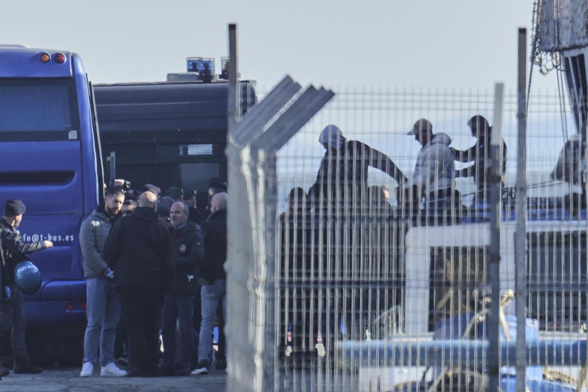 Migrantes llegados a Italia son trasladados a un centro de detención en Albania, el pasao 11 de abril.