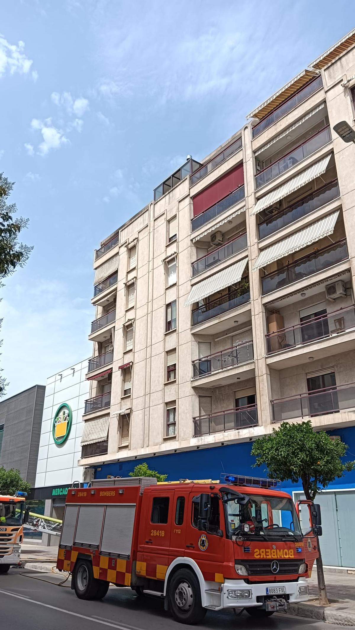 La vivienda incendiada da a la avenida de València.