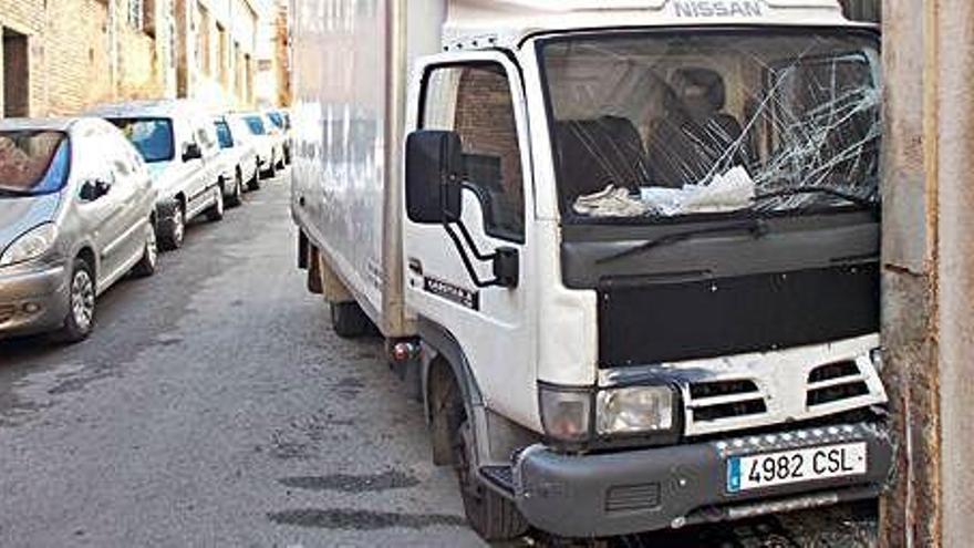 El camió accidentat, ahir al matí al passatge de Lladó de Manresa