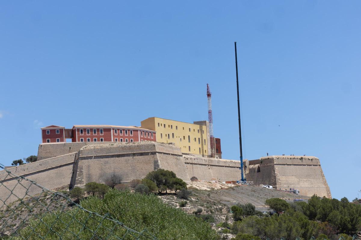 Galería: Retiran la grúa de las obras de Dalt Vila