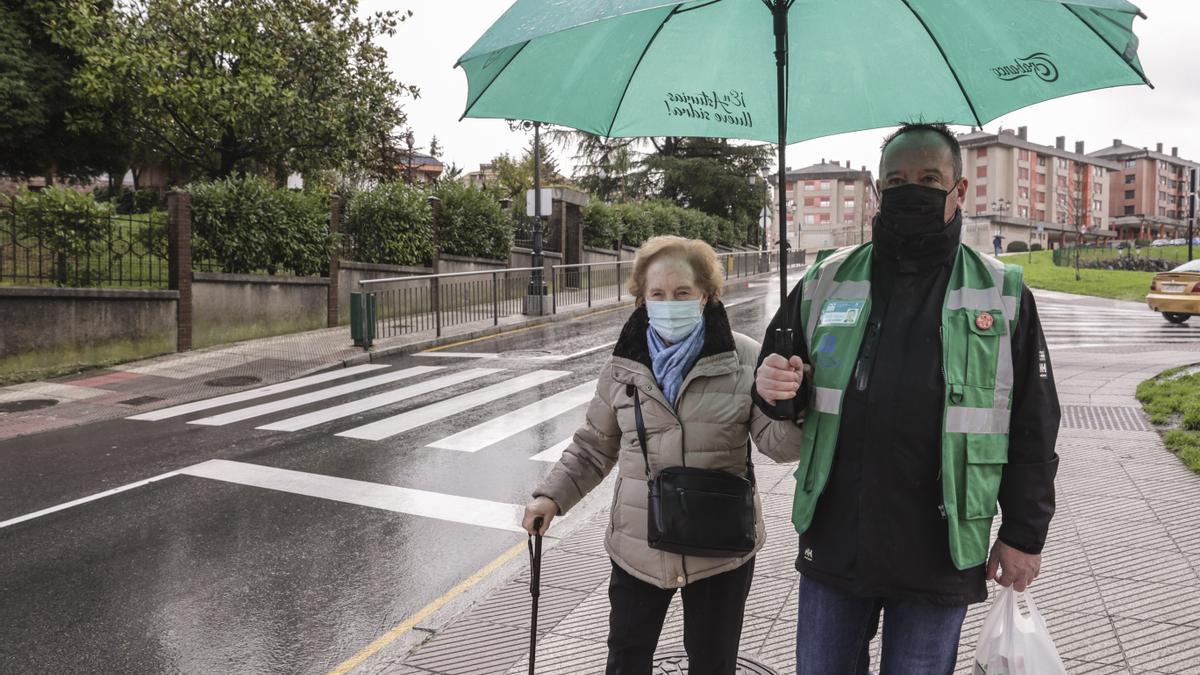 Josefa Fernández acompañada de su cuidador José Ideal