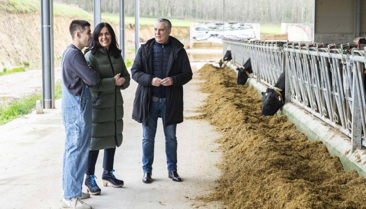 Paula Prado y Miguel Ángel Viso con Avelino Souto en su granja.