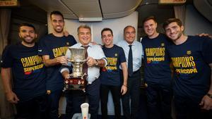 Laporta posando con el título y los capitanes