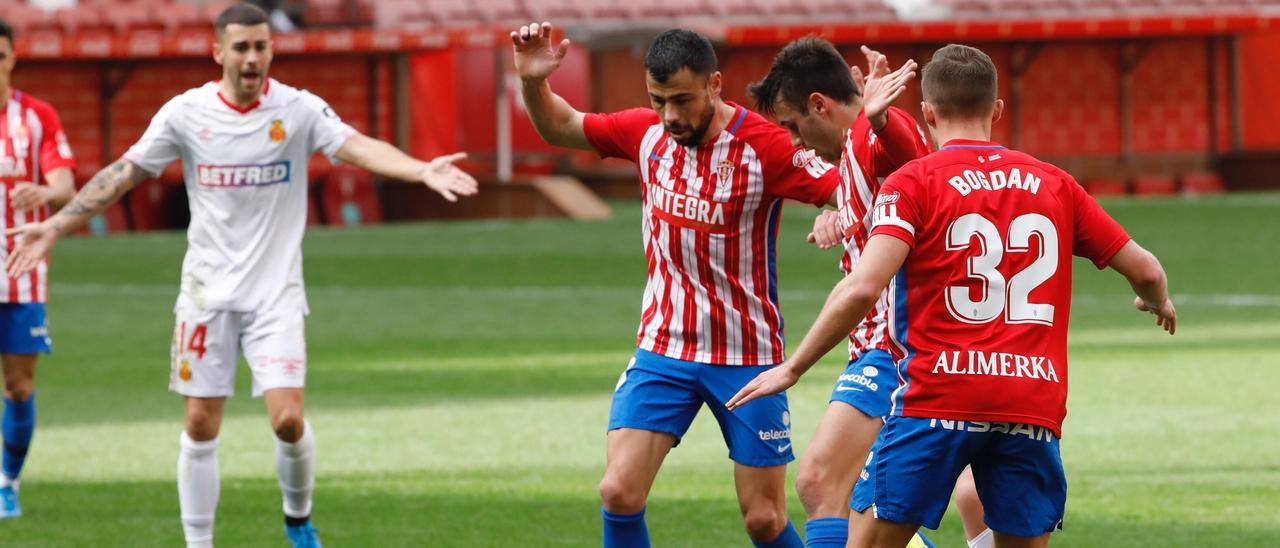 Jugadores del Sporting en el partido ante el Mallorca