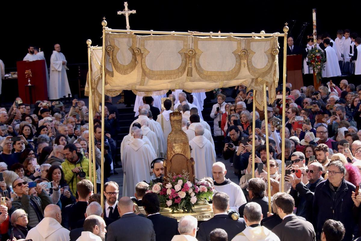 La morenta sale en procesión.
