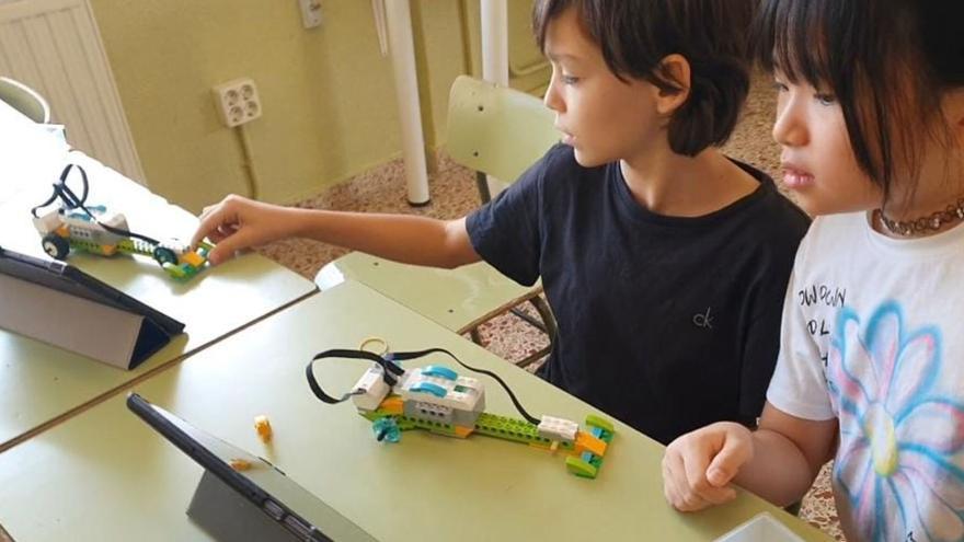 Dos alumnos del CEIP José Moreno de Murcia montan su propio robot con piezas de LEGO.