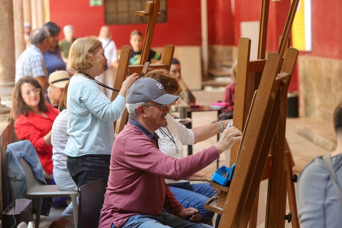 Artistas aficionados de todas las edades participan en una de las actividades celebradas en el Centre del Carme.
