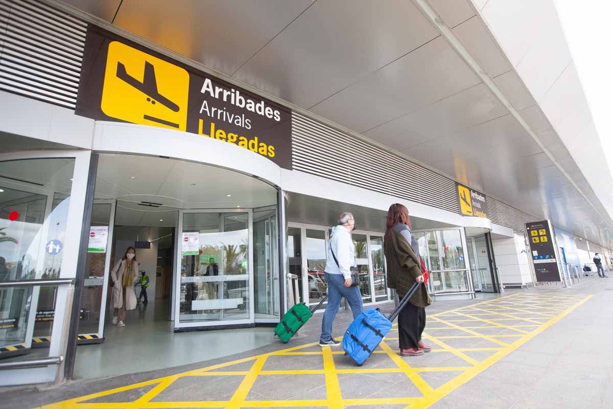 Turistas con cuentagotas en el aeropuerto de Ibiza