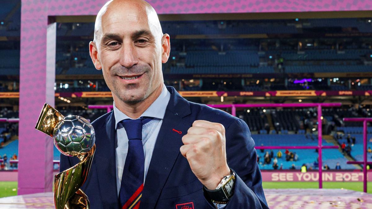 Luis Rubiales, presidente de la Real Federación Española de Fútbol, posa con el trofeo de la Copa del Mundo femenina en Sídney.