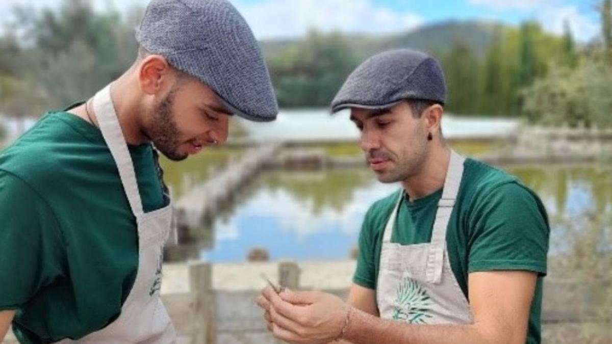El chef de Es Tragón Álvaro Sanz y el cocinero Pep con una planta de aloe vera. | FOTOS: BIBO PARK