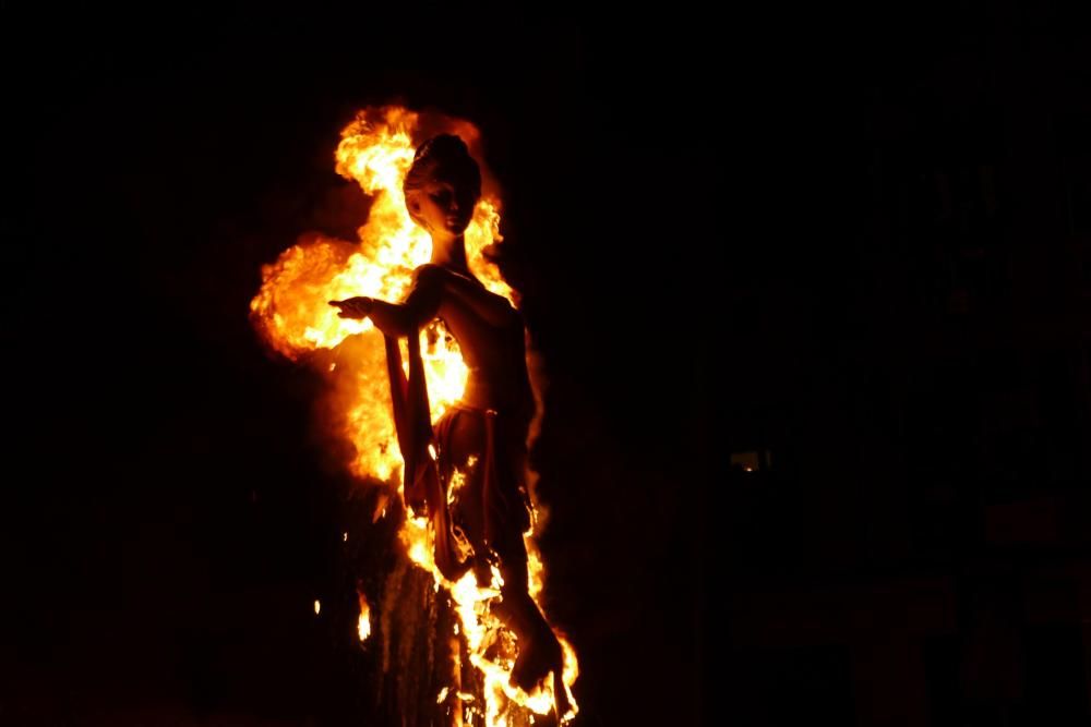 Así ardió el Baco de Almirante Cadarso