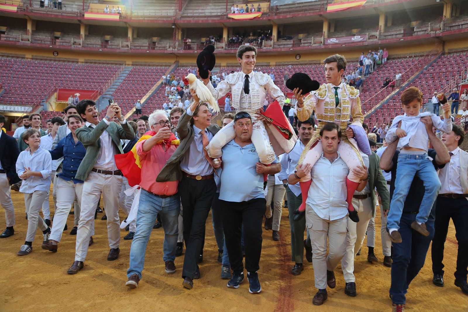 Javier Zulueta y Manuel Quintana abren la puerta de Los Califas
