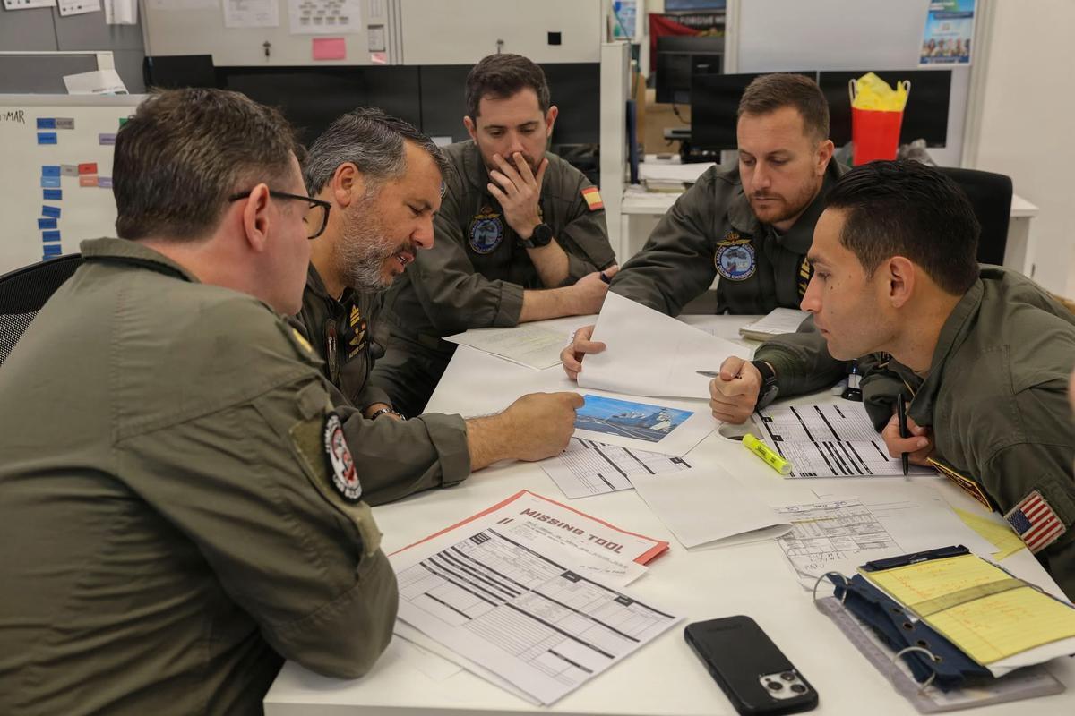 Pilotos de helicóptero del Maritime Strike Sqadron de la US Navy y del X Escuadrón de la Armada preparaban un ejercicio conjunto el pasado 4 de abril