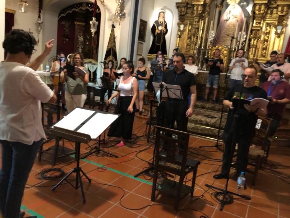 Momento de la grabación, con el barítono acompañado por representantes del Coro de la Catedral y los solistas Lourdes Martín, Alba Chantar y Luis Pacetti.