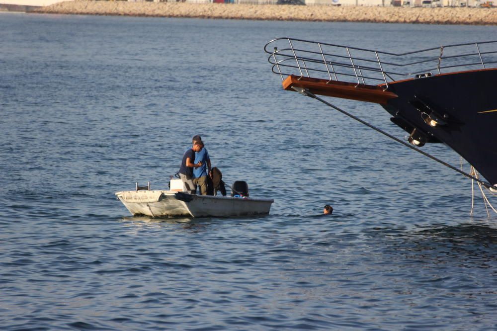 Empiezan los trabajos para reflotar el velero encallado en Can Pere Antoni