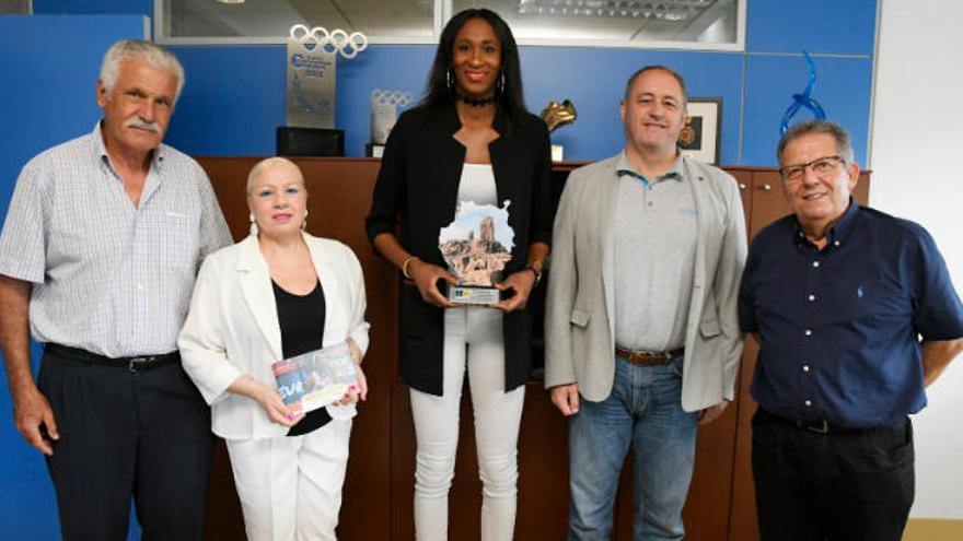 Ndour, durante la recepción ofrecida por el consejero de Deportes del Cabildo.