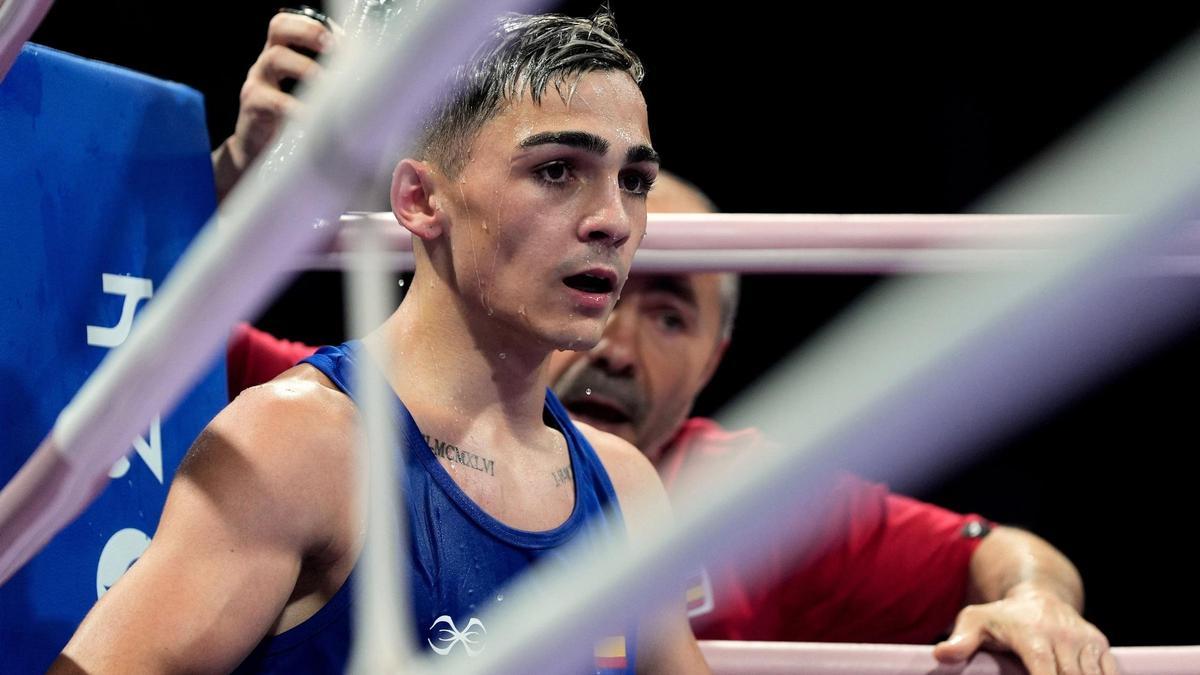 Rafa Lozano Jr. junto a su padre y entrenador, durante el combate de cuartos.