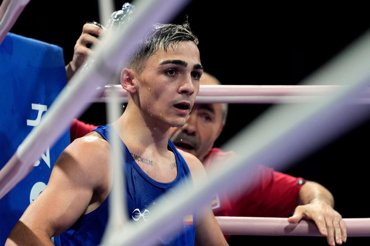 Rafa Lozano Jr. junto a su padre y entrenador, durante el combate de cuartos.