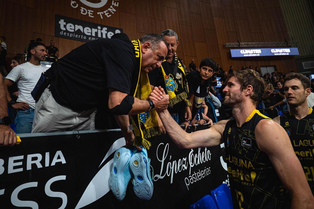 Aaron Doornekamp se despide de un aficionado tras el partido del sábado.