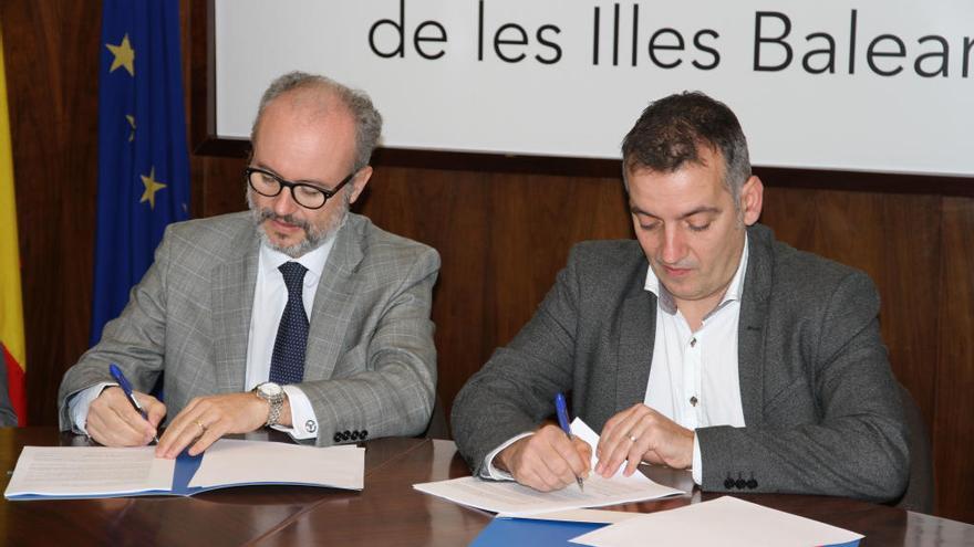 Martí Ribas y Joan Carles Verd firman el acuerdo.
