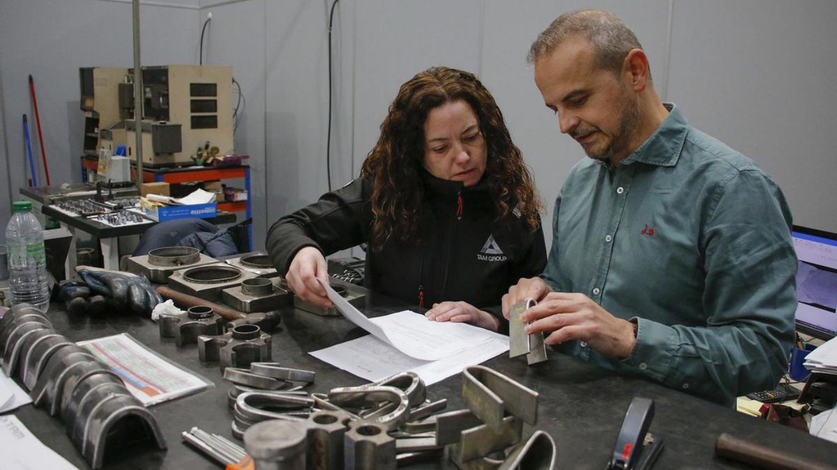 Un técnico revisa piezas en el laboratorio de ensayos