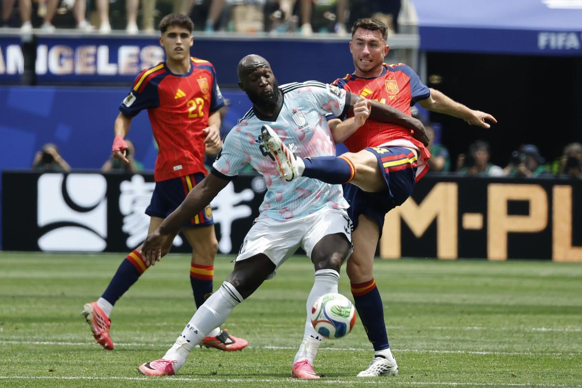 AMDEP8601. LOS ÁNGELES (ESTADOS UNIDOS), 10/07/2026.- Aymeric Laporte (d) de España disputa el balón con Romelu Lukaku de Bélgica este viernes, en un partido de cuartos de final del Mundial de la FIFA 2026 entre España y Bélgica en el estadio SoFi en Los Ángeles (Estados Unidos). EFE/ Lavandeira Jr