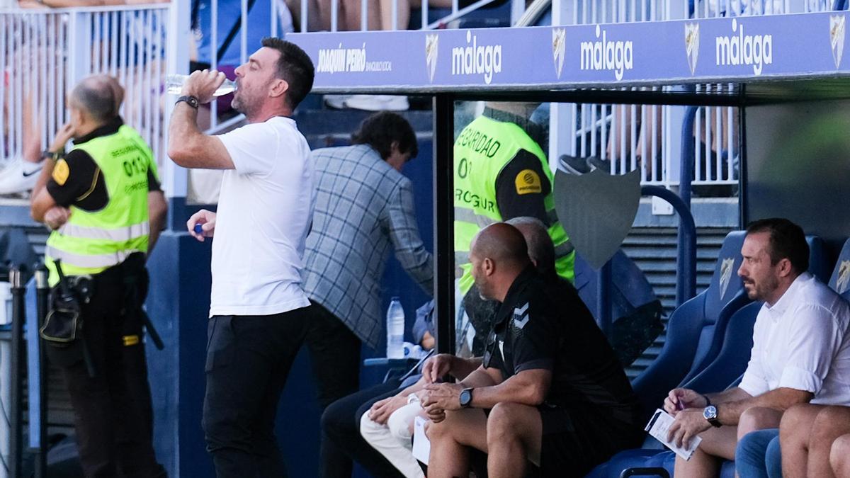 Pablo Guede, en la banda de La Rosaleda, se refresca.