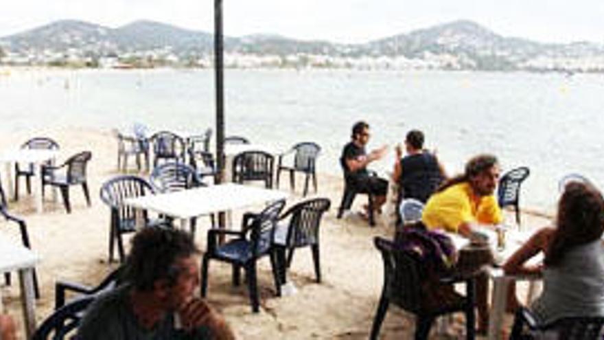 Turistas en una terraza de una playa de Ibiza durante el pasado verano.