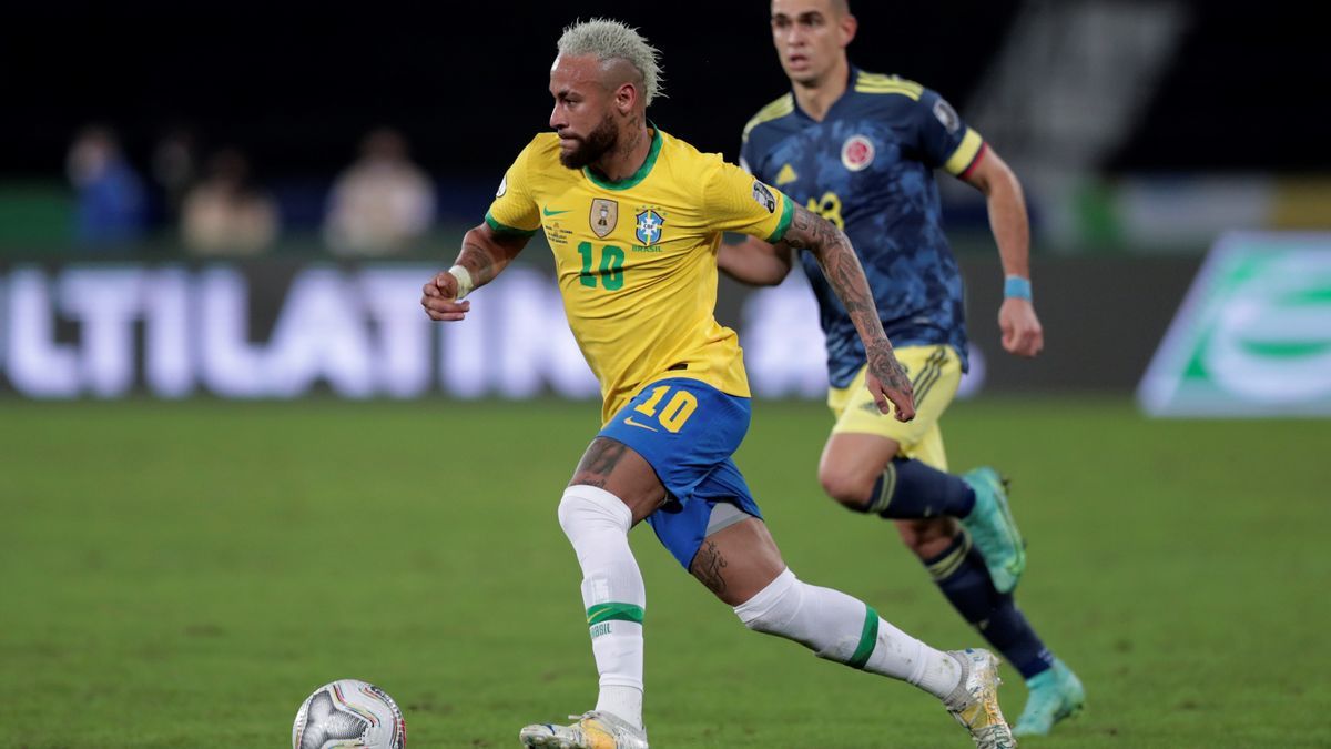 Neymar conduce el balón en el Brasil-Colombia.