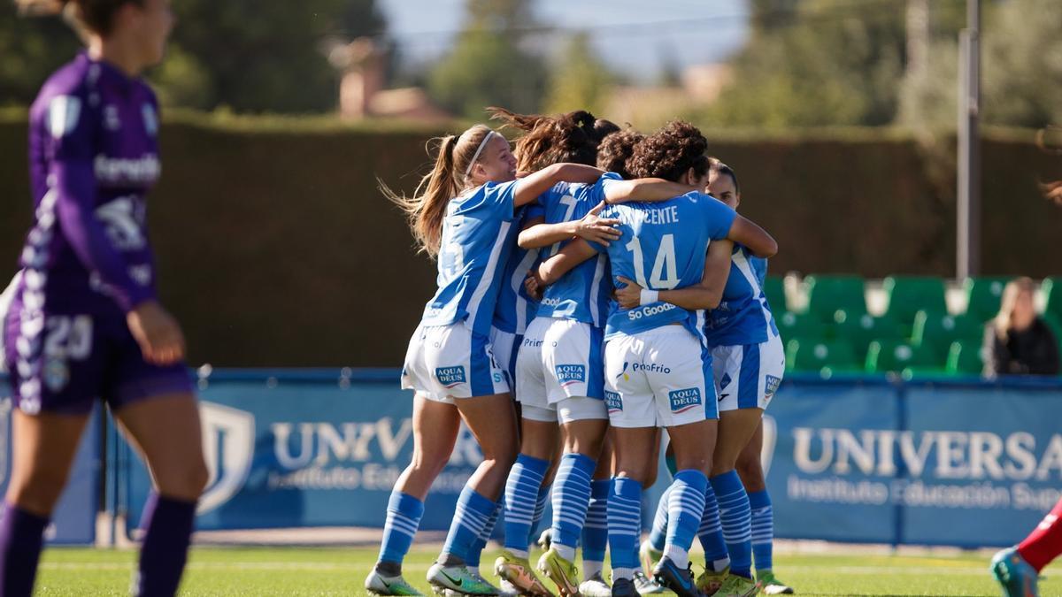 Las jugadoras del Ahama ElPozo celebran el único gol del partido ante el Tenerife Granadilla