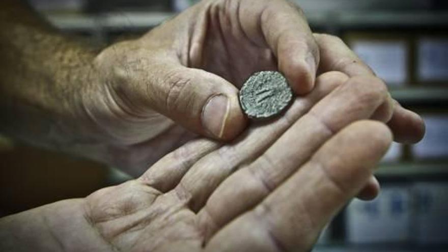 .La moneda romana hallada durante las excavaciones en el yacimiento.