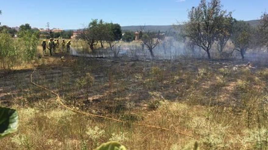 El fuego cerca una casa en Canals