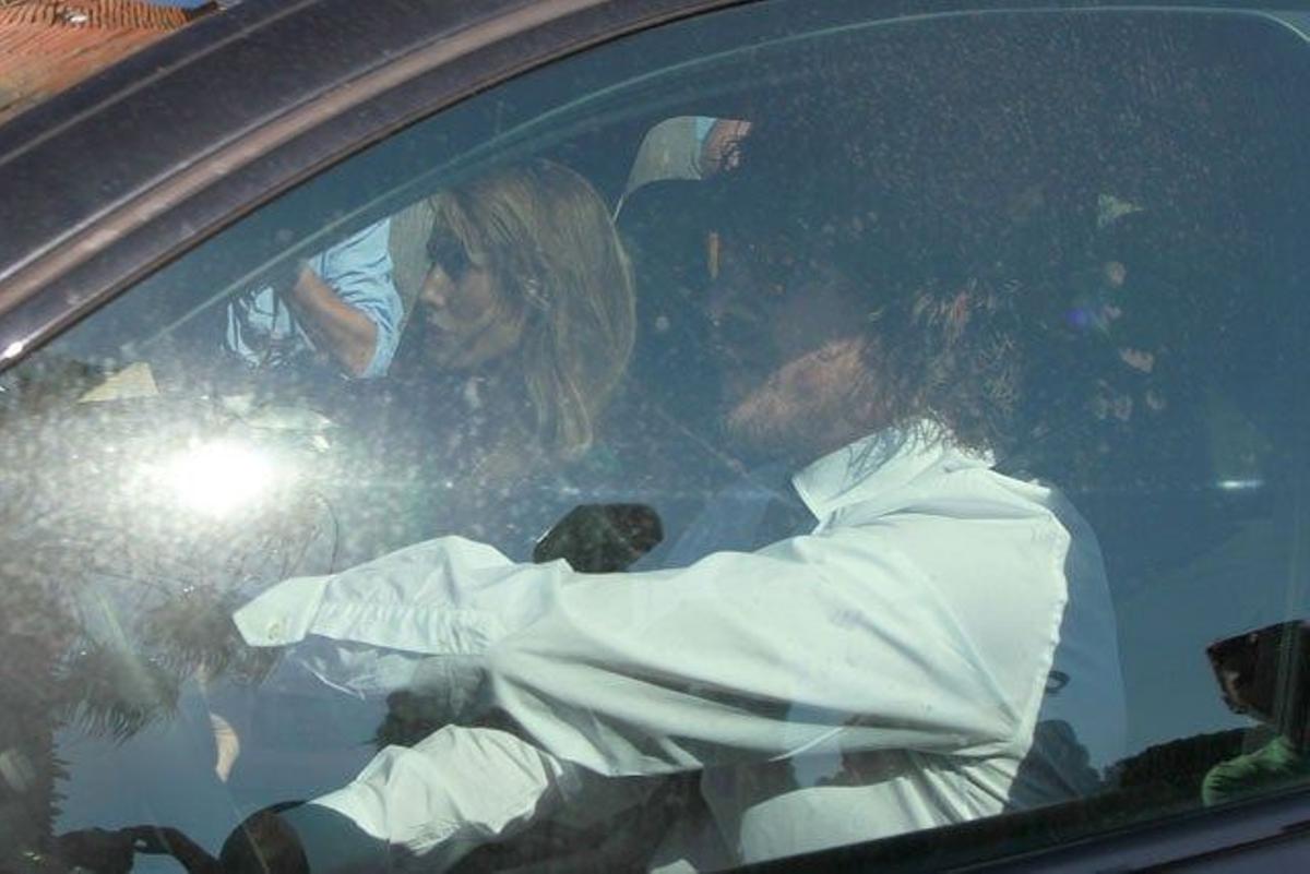 Carles Puyol y Vanesa Lorenzo llegan en su coche a Villa Bugatti