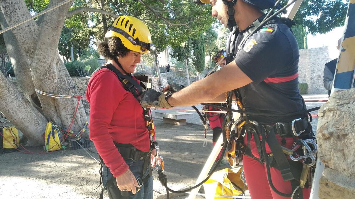 Los bomberos  inspeccionan dos pozos en la Alcazaba y Gibralfaro. Foto: Alejandro Santana Almendro