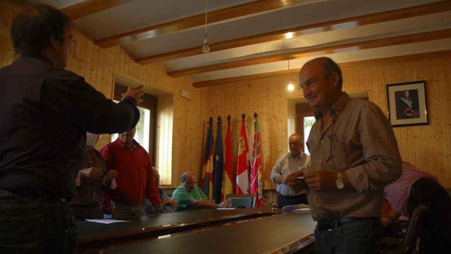 José Manuel Prieto, derecha, en una de las sesiones plenarias.