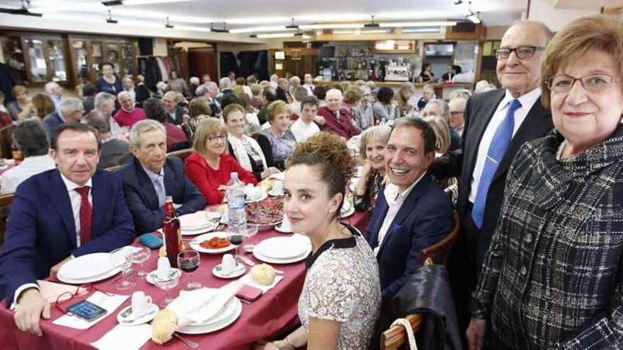 El matrimonio homenajeado (derecha), con sus familiares.