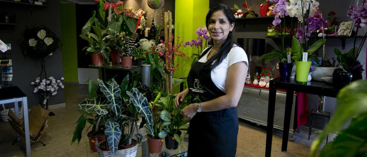 Arlenett González, inmigrante venezolana, en su negocio en el barrio de Altozano de Alicante.